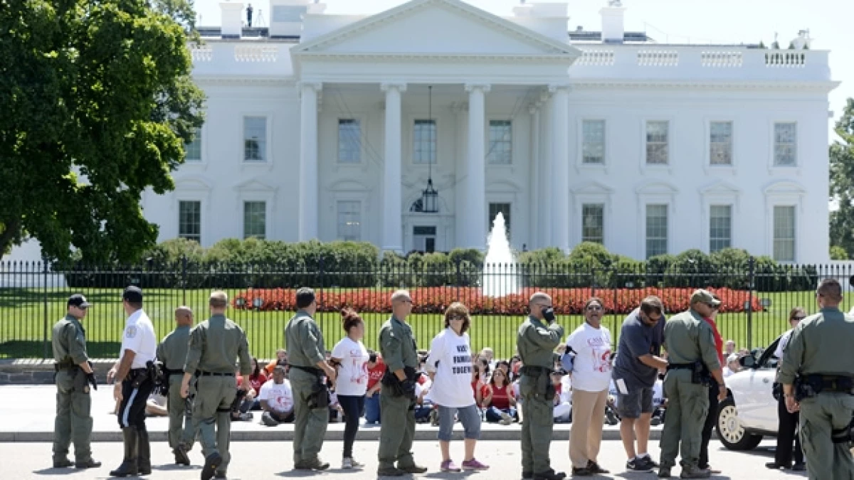 Unas activistas son arrestadas afuera de la Casa Blanca luego de solicitar una reforma migratoria para millones de personas