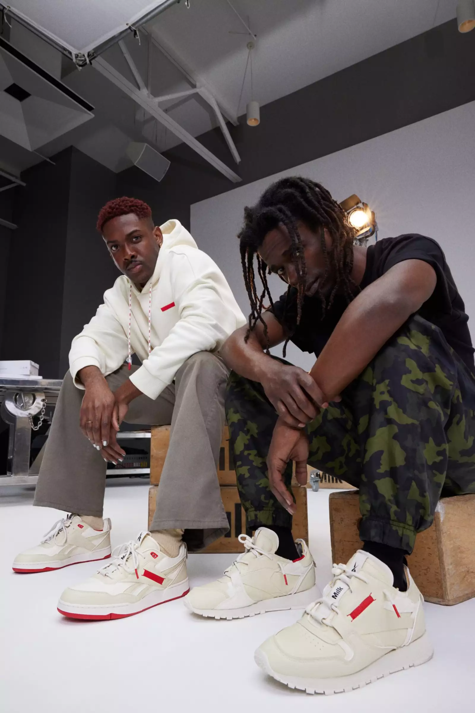 Dos hombres luciendo los Reebok Equipment Essentials que reflejan la esencia ‘Work and Play’.