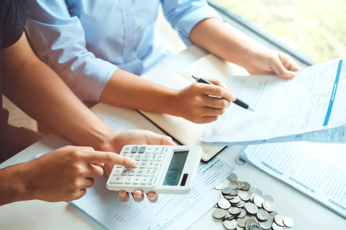 Pareja usando calculadora Contabilidad Cálculo de costos Facturas económicas con pila de dinero paso crecimiento crecimiento ahorrando dinero en el hogar, concepto de finanzas.