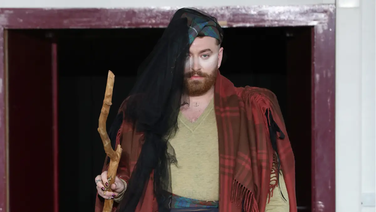 Sam Smith debuta como modelo para Vivienne Westwood y acapara miradas
