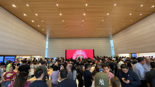 Nueva Apple Store atrae miles de fanáticos mexicanos