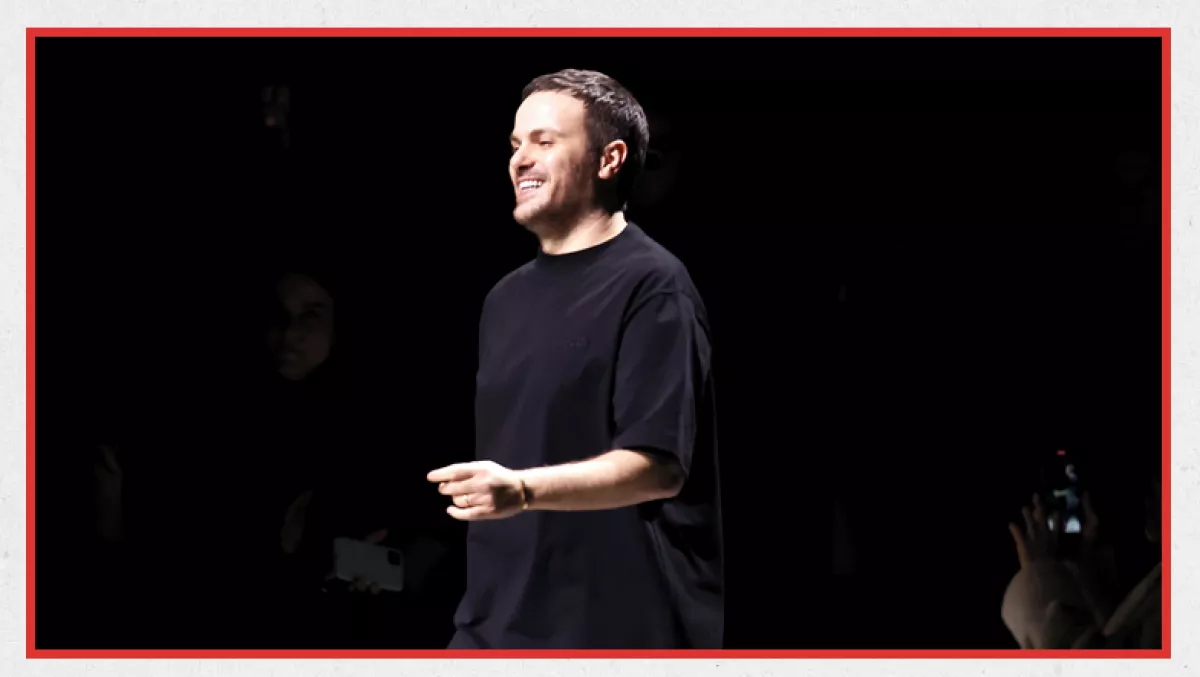 foto de sabato de sarno, director creativo de gucci, vestido de negro al terminar una pasarela.