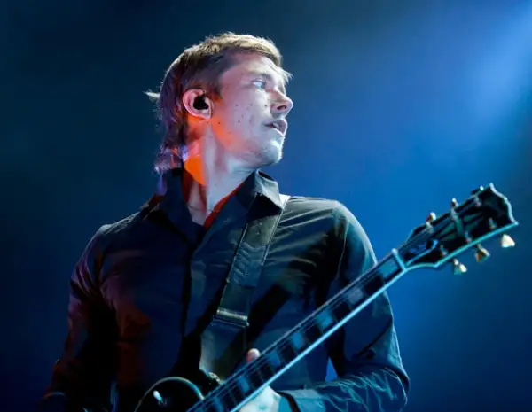 Paul Banks orgulloso de sus años México, al final se puso la bandera nacional en los hombros.