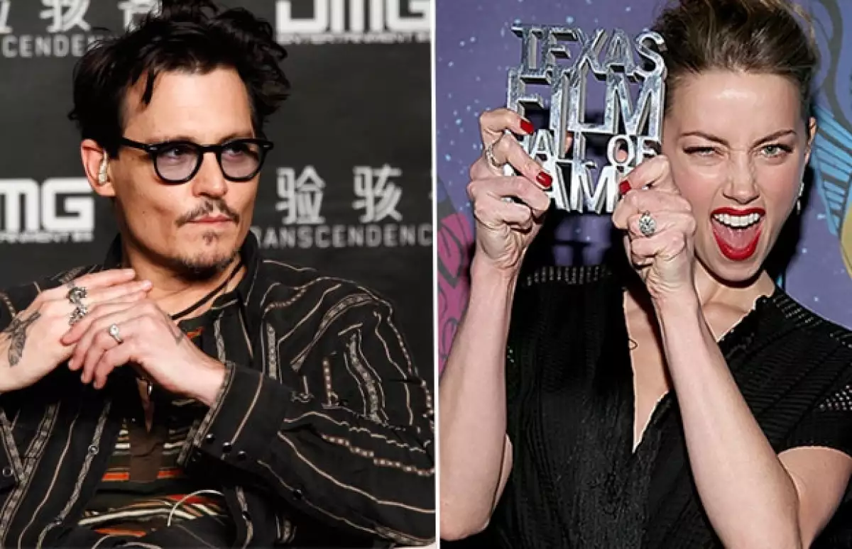 La pareja luce aillos de compromiso.