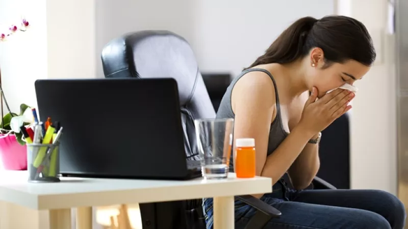 Mujer estornudo gripa flu