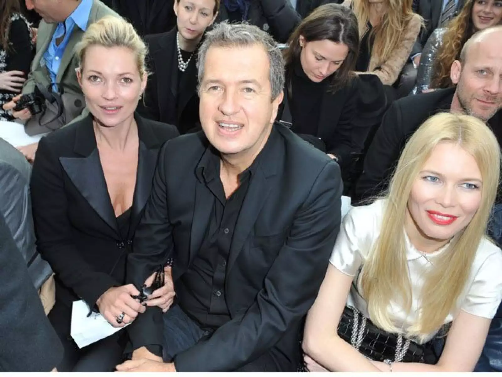 Kate Moss, Mario Testino y Claudia Schiffer llegando al desfile por la presentación de la colección Chanel Otoño-Invierno 2009-2010, durante la Semana de la Moda Ready to Wear, en Paris, Francia.