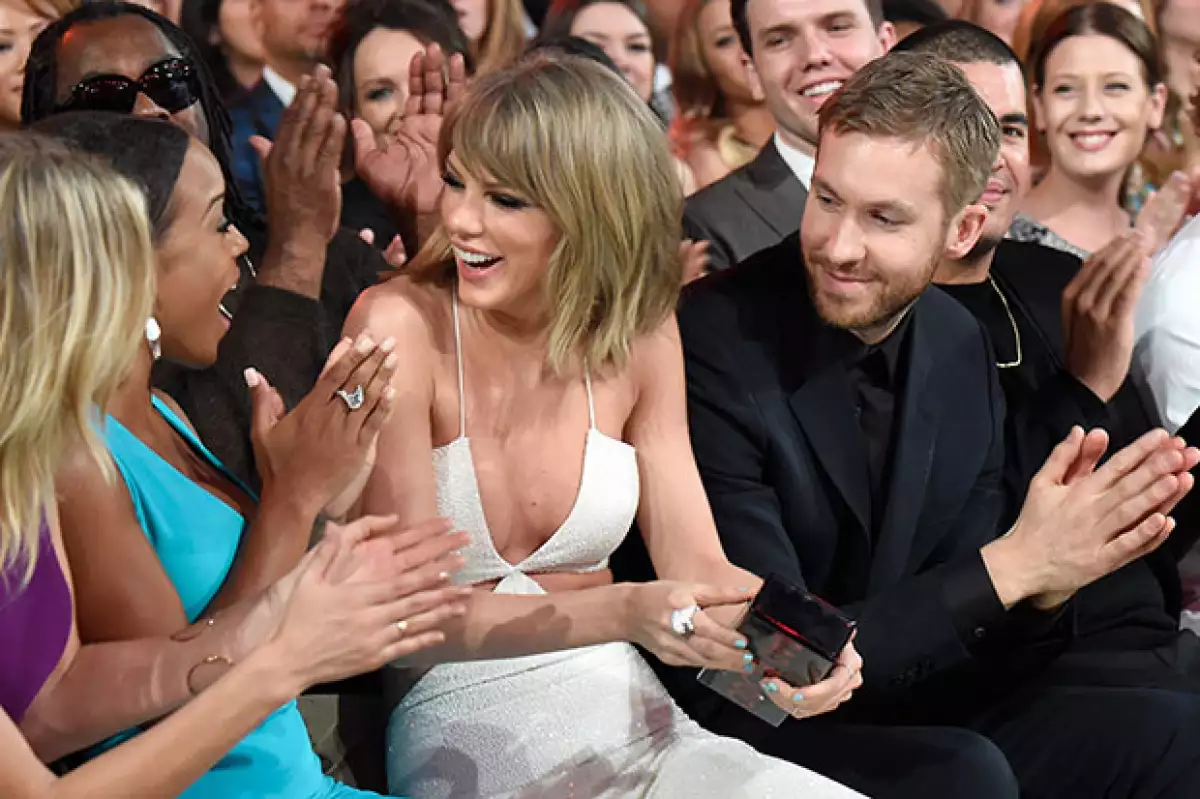 Calvin no pudo evitar ver los atributos de Taylor.