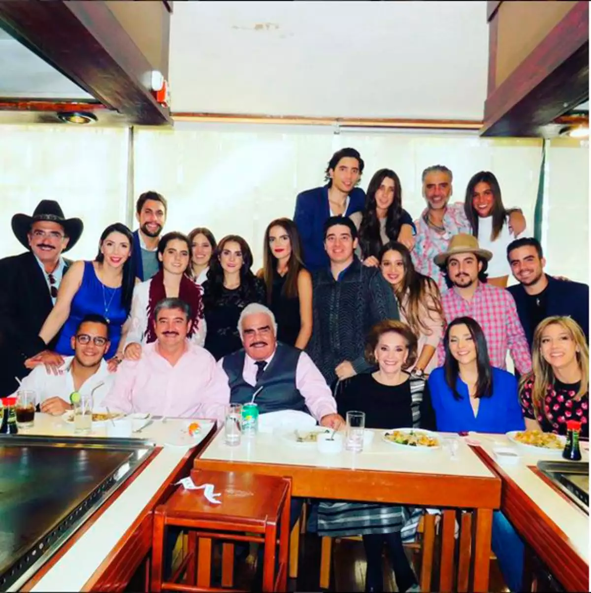 Karla estuvo presente en el festejo familiar por el cumpleaños 76 de Vicente Fernández.