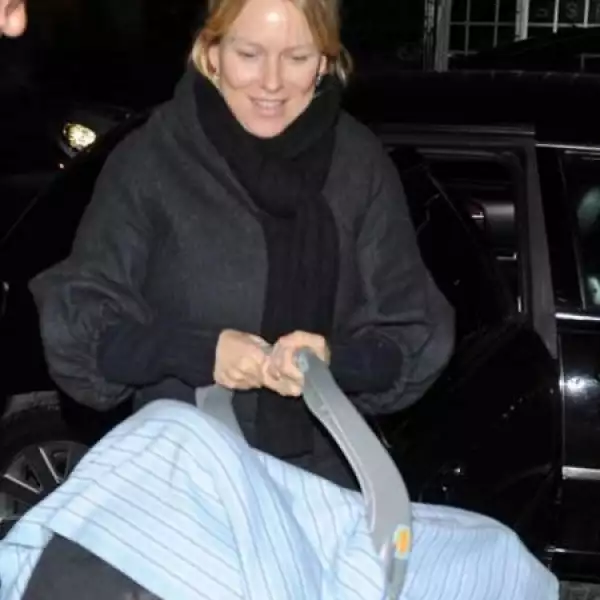 Naomi Watts es otra feliz mamá de Hollywood y en la imagen aparece con su bebe a pocos días de nacido en Nueva York.