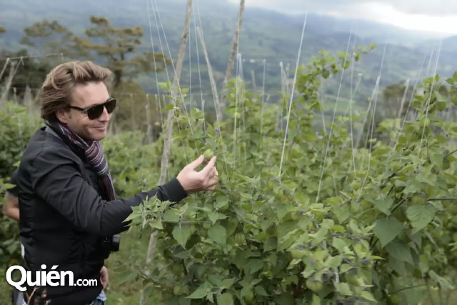 Mateo Gorina, quien quedó tan encantado por las sunberrys que no dejaba de comerla durante la visita a la finca.