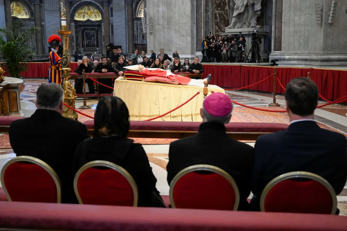 MATERIAL SENSIBLE. ESTA IMAGEN PUEDE OFENDER O MOLESTAR Fieles rinden homenaje al ex&nbsp;Papa&nbsp;Benedicto&nbsp;XVI en la Basílica de San Pedro, en el Vaticano, el 3 de enero de 2023.
