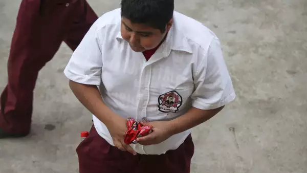En escuelas de la CDMX quedará prohibida la publicidad de alimentos y bebidas altos en azúcares y grasas.