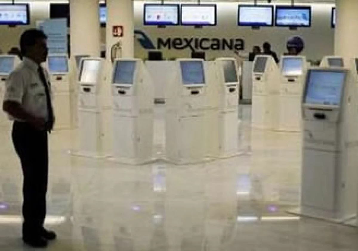 Mexicana de Aviación suspendió el pago a sus trabajadores por la crisis que enfrenta. (Foto: Reuters)