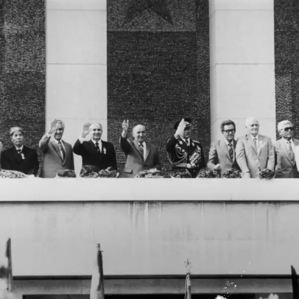 Septiembre de 1984: Varios miembros del Partido Comunista en el Mausoleo de Georgi Dimitrov en Sofía para el 40 aniversario de la Revolución Socialista Búlgara. De izquierda a derecha: Peter Tanchev, Secretario de la Unión Agraria Búlgara; Do Muy, miembro del Politburó del Partido Comunista de Vietnam; Grisha Filipov, Primer Ministro y miembro del Politburó del Partido Comunista Búlgaro (BCP); Mikhail Gorbachev, miembro del Politburó y secretario del Partido Comunista Soviético; Todor Zhivkov, Secretario General del BCP y Presidente del Consejo de Estado; el General de Ejército Dobri Djourov, miembro del Politburó del BCP; Stanko Todorov, presidente de la Asamblea Nacional.