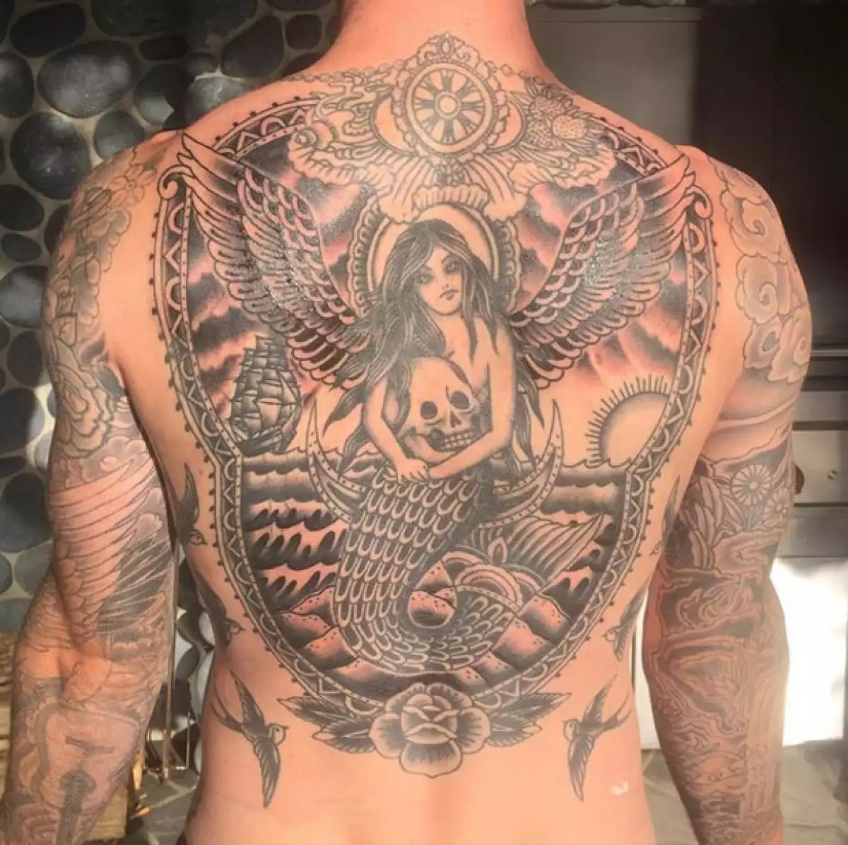 El sexy vocalista de Maroon 5 compartió en sus redes la foto del nuevo tatuaje que, por el gran tamaño, tardaron seis meses en dibujarle.