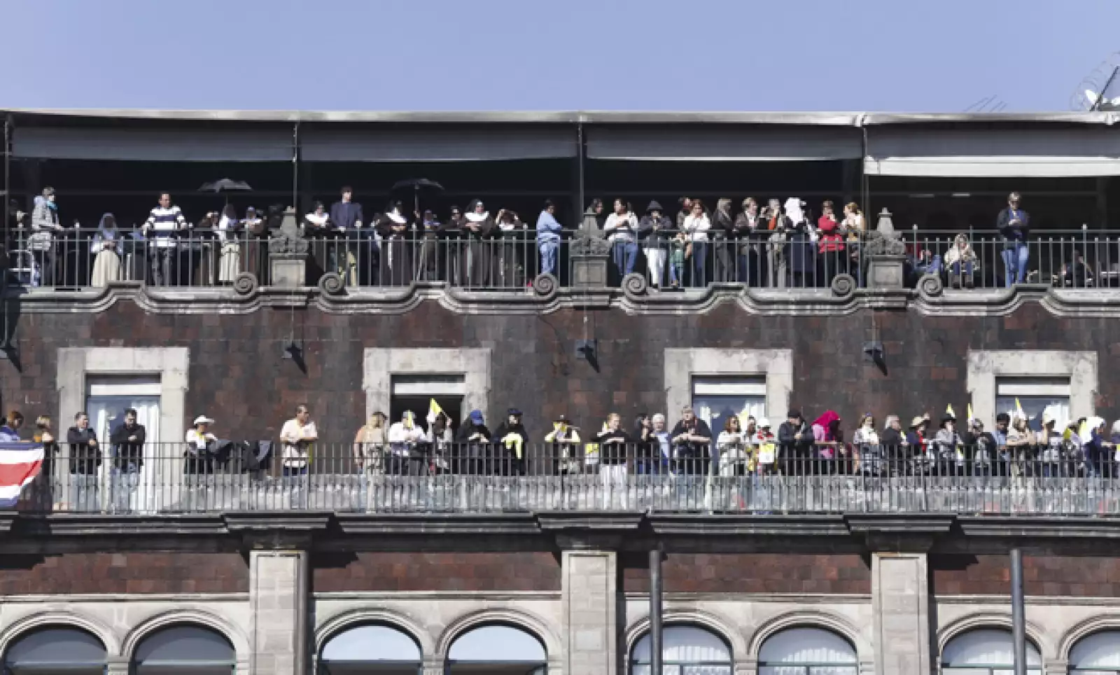 Monjas y laicos miraron desde los balcones de edificios aledaños al Zócalo el recorrido del Papa.