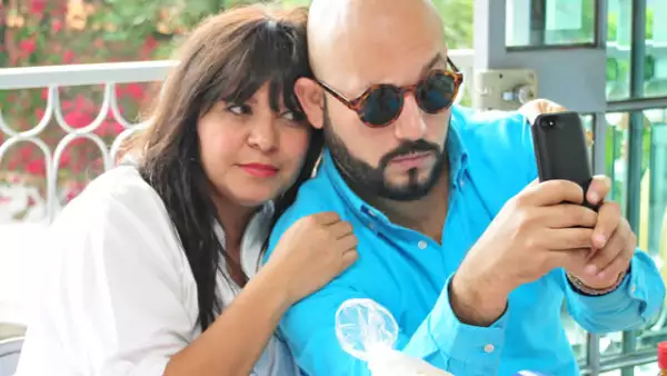 Julia Franco,Paulo Orendain descargando la aplicación de gdlestradicional.mx