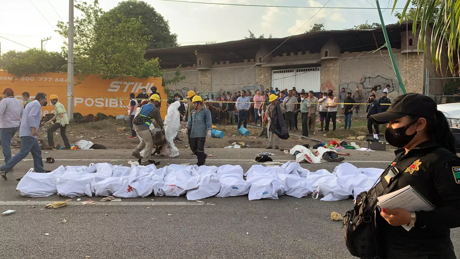 49 migrantes que viajaban hacinados en una caja de un tráiler murieron cuando se volcó al quedarse sin frenos en Tuxtla Gutiérrez, Chiapas.
