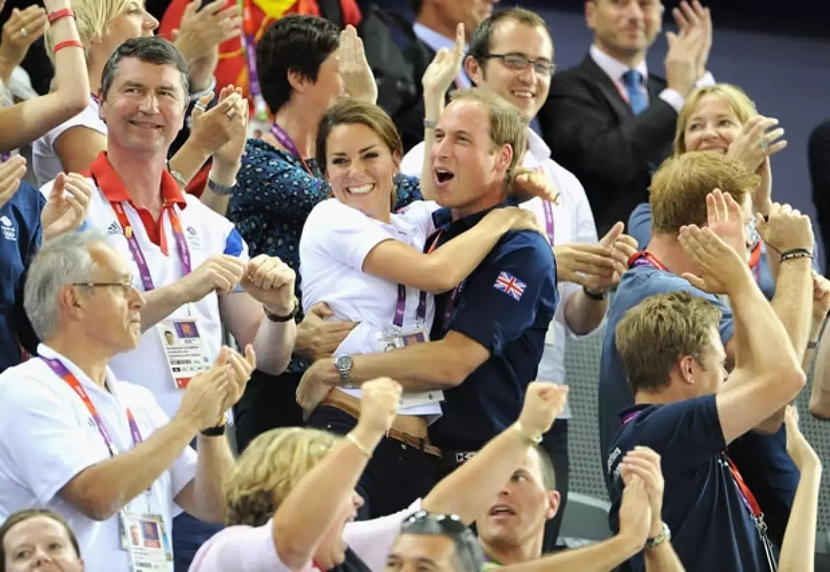 Kate y Guillermo se abrazan para festejar el triunfo de Gran Bretaña en ciclismo.