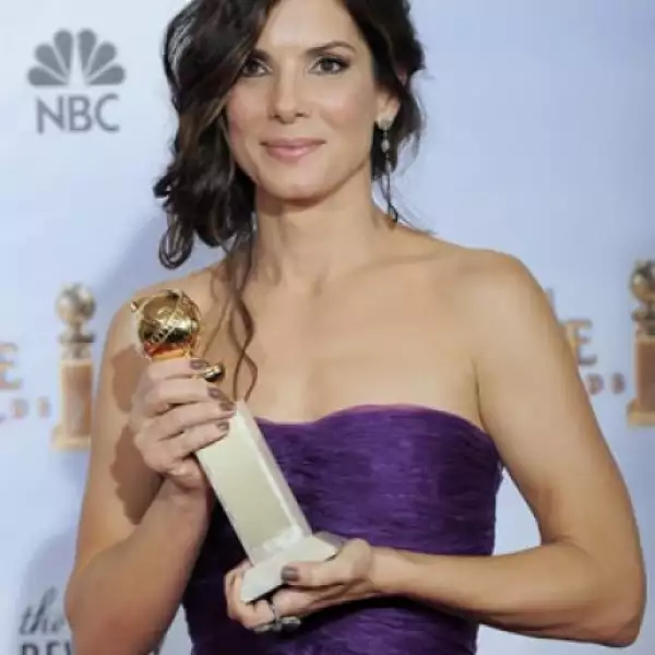 Mickey Rourke presentó la categoría a Mejor Actriz de Drama, la ganadora fue Sandra Bullock, por The Blind Side.