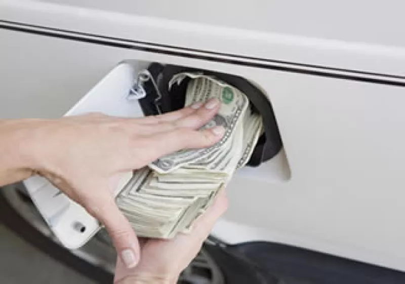 Los consumidores no son los que se beneficiarán por altos precios del crudo, tendrán que gastar más por el impacto que tendrá en el precio de la gasolina. (Foto: Photos to Go)