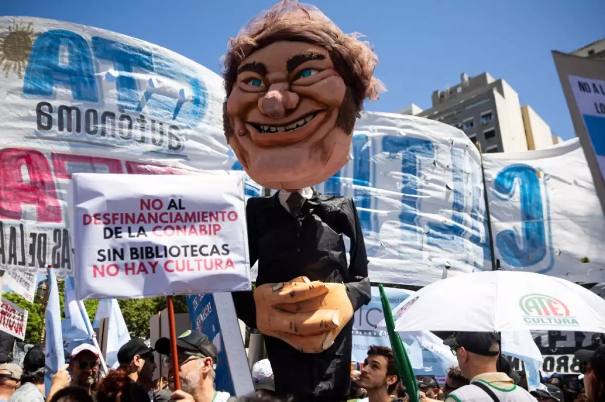 Una marioneta del presidente de Argentina, Javier Milei, es vista durante una manifestación durante una huelga nacional contra el gobierno de Javier Milei en el centro de Buenos Aires, el 24 de enero de 2024.
