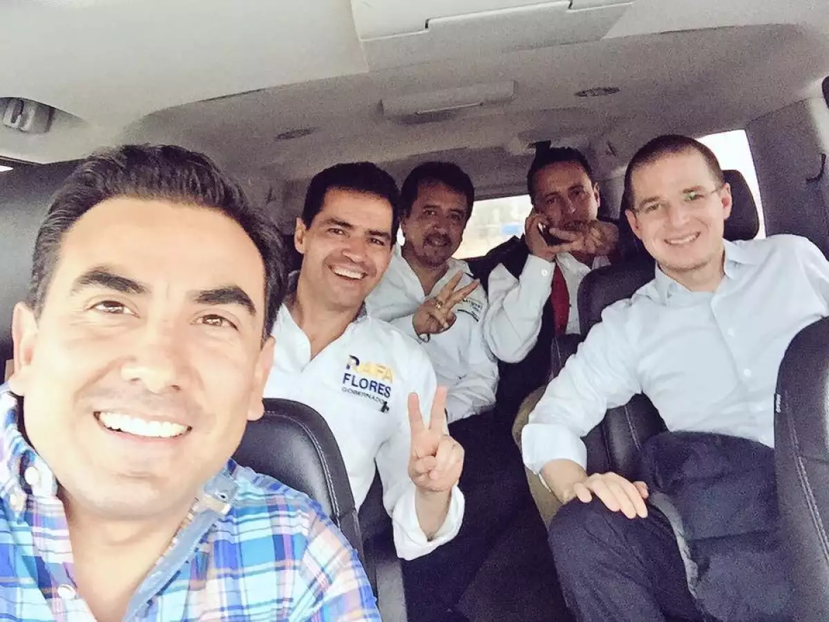 El candidato y su equipo se tomaron una fotografía con el dirigente nacional panista. 