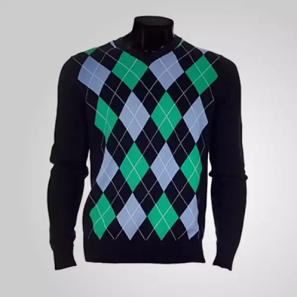 Un sweater de algodón, con estilo de rombos al frente y listo para alguna tarde con viento.