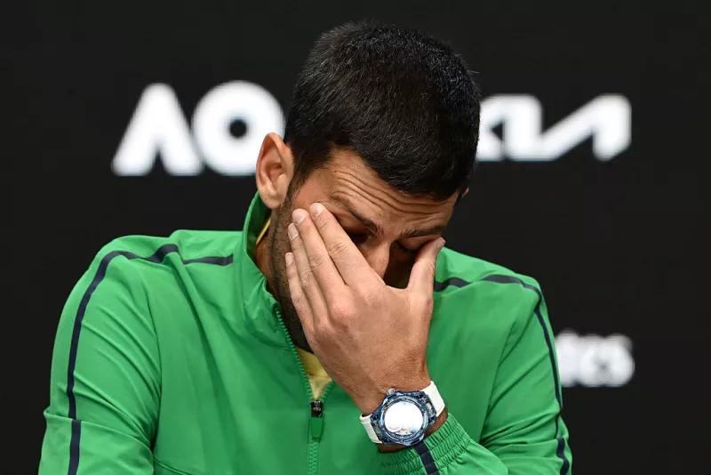 Foto de Novak Djokovic llevandose la mano al rostro en señal de cansancio