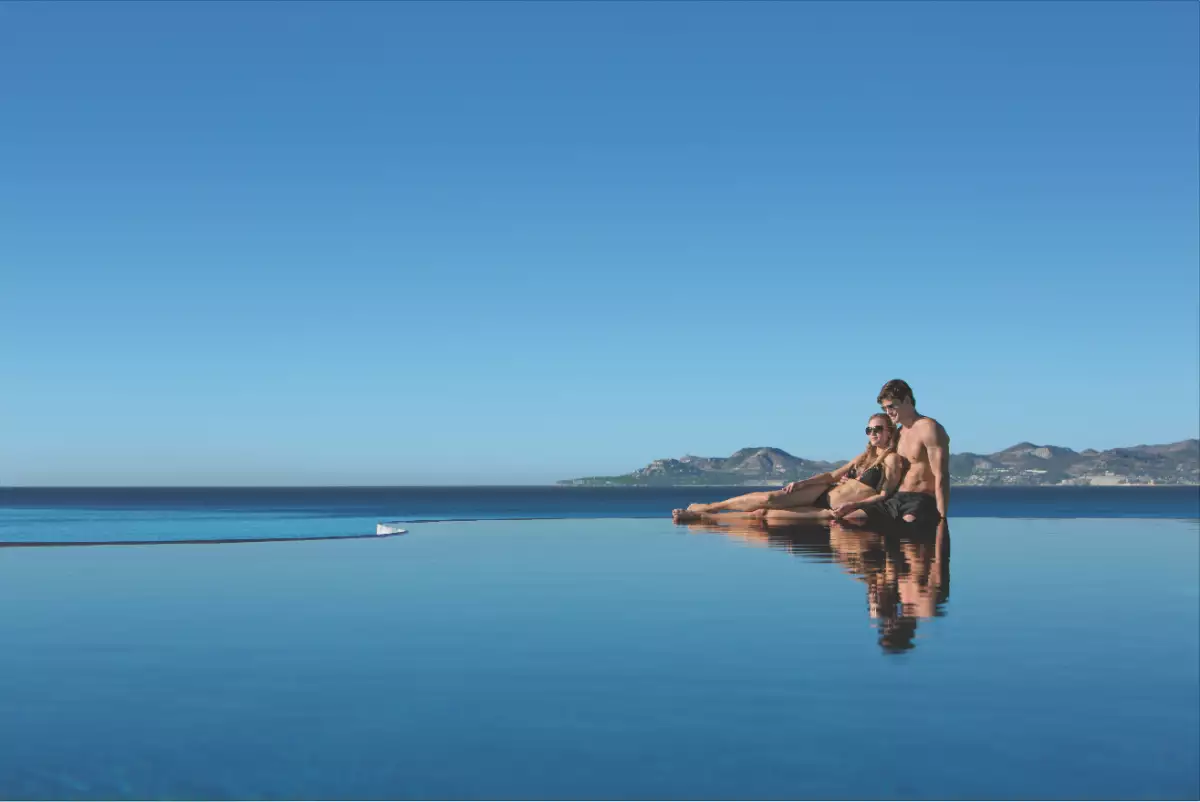 Protagonistas en la alberca infinita, instalación espectacular de Secrets Puerto Los Cabos Golf & Spa Resort.