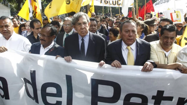 Cuauhtémoc Cárdenas y Jesús Zambrano, dirigente nacional del PRD, encabezaron la caminata de 75 horas en contra de la reforma energética, que inició desde el lunes.