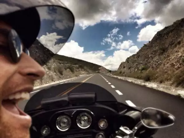 A toda velocidad, Sebastián disfrutando de la carretera en moto.