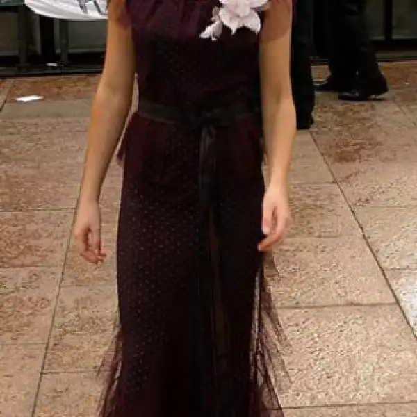Un vestido de velour con forro de encaje y detalle de flores fue lo que Emma eligió para la premiere en Londres de `Harry Potter y el prisionero de Azkaban´.