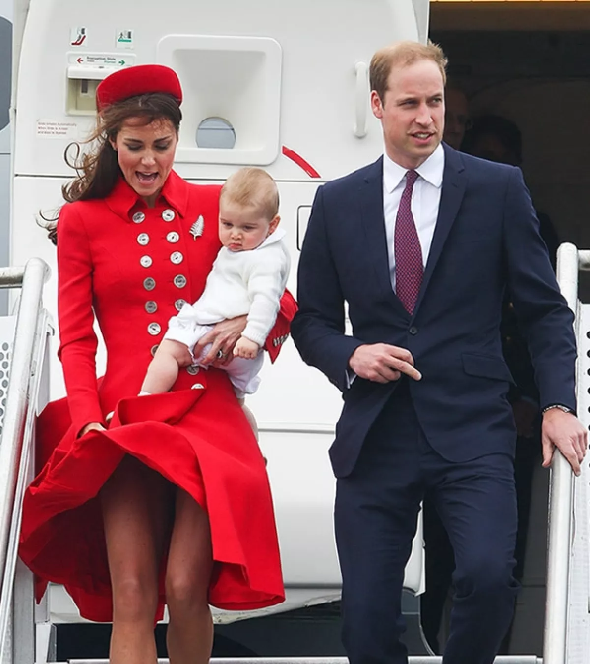 Los Duques de Cambrdige llegando a Wellington. El abrigo de Kate fue víctima del aire.