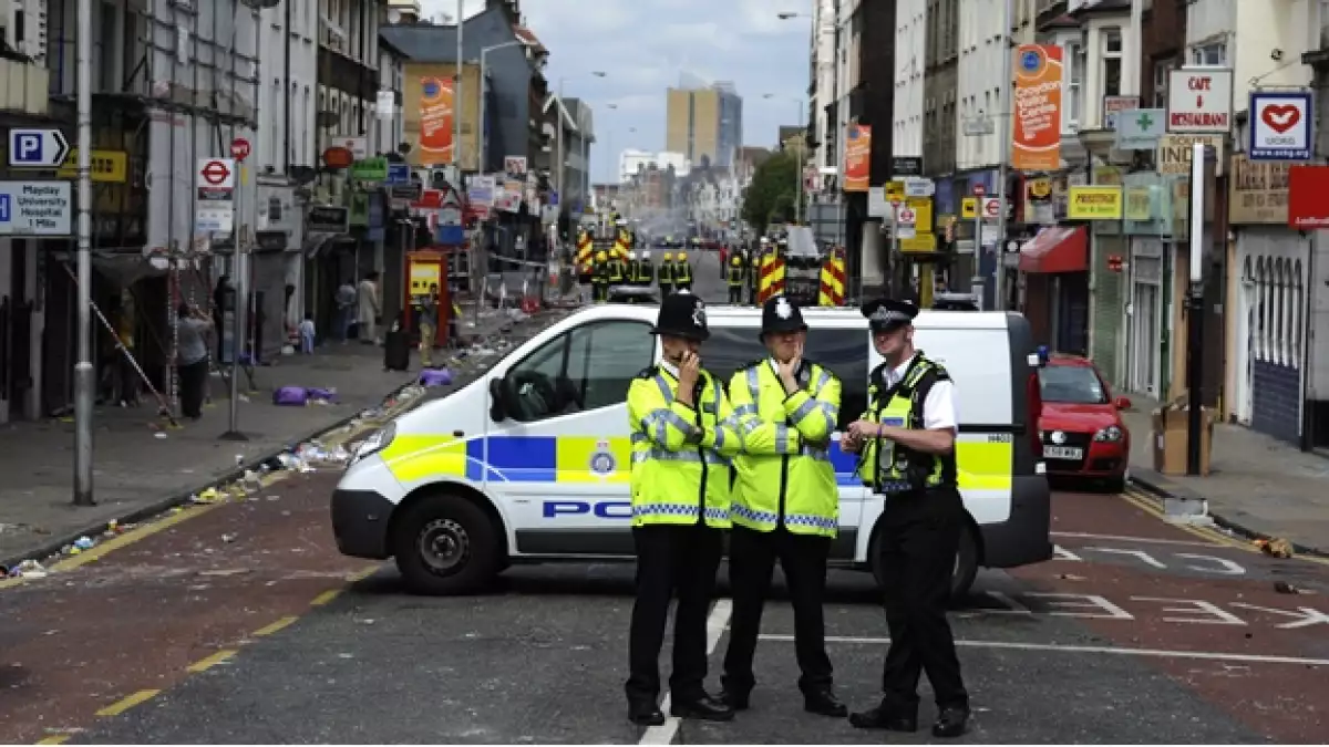 policias vigilan las calles de londres