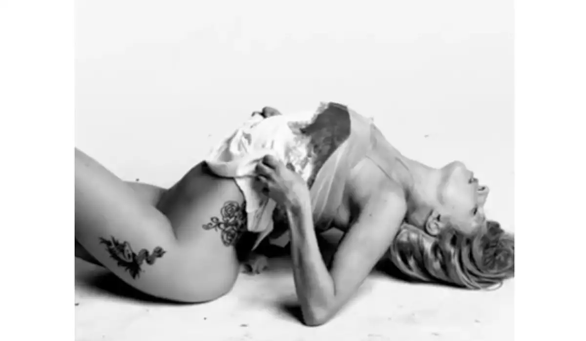 La famosa intérprete cambió totalmente de imagen para realizar el clip de ‘You And I&#39.