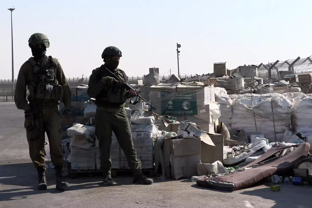 Los soldados israelíes están de guardia junto a la ayuda humanitaria en el cruce de Kerem Shalom entre el sur de Israel y la Franja de Gaza el 27 de julio de 2025.