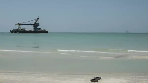 Titán II, una embarcación que operaba Oceanografía, pero que arrendaba a la firma sueca, y que pertenece a una firma Ucraniana, lleva desde el 29 de enero varada en las costas de Ciudad del Carmen, y cuya responsabilidad ahora recae en el Sistema de Administración y Enajenación de Bienes (SAE).