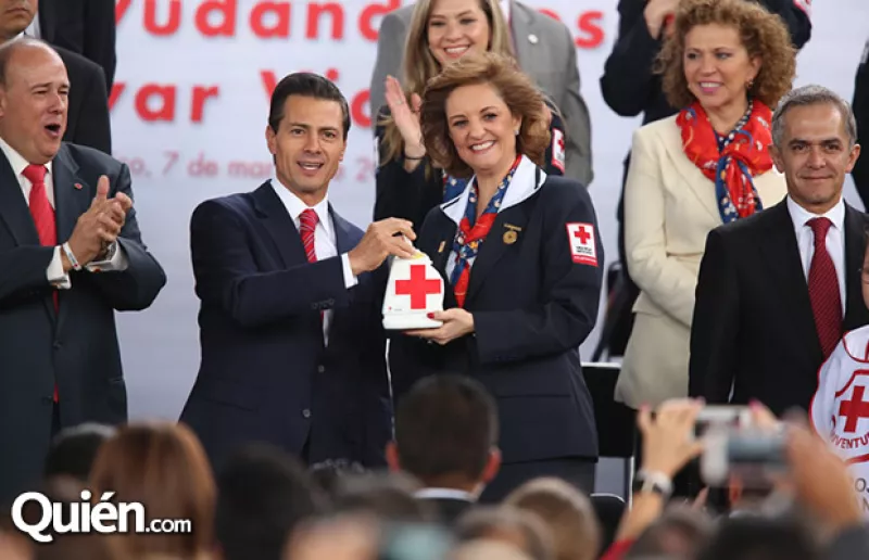 El presidente Enrique Peña Nieto encabezó el inicio de la Colecta Anual de la Cruz Roja Mexicana junto con Miguel Ángel Mancera y Fernando Suinaga, presidente nacional de la Cruz Roja Mexicana.
