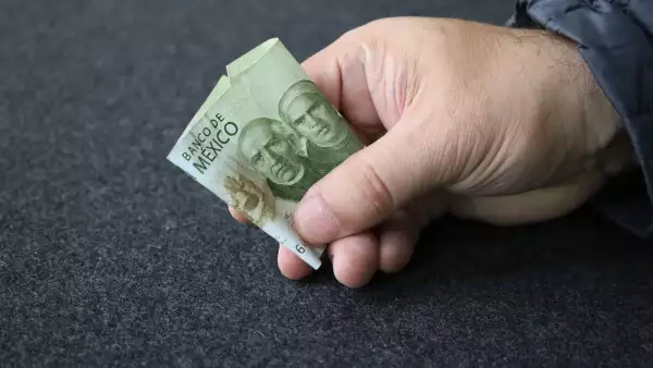 Peso se aprecia frente al dólar