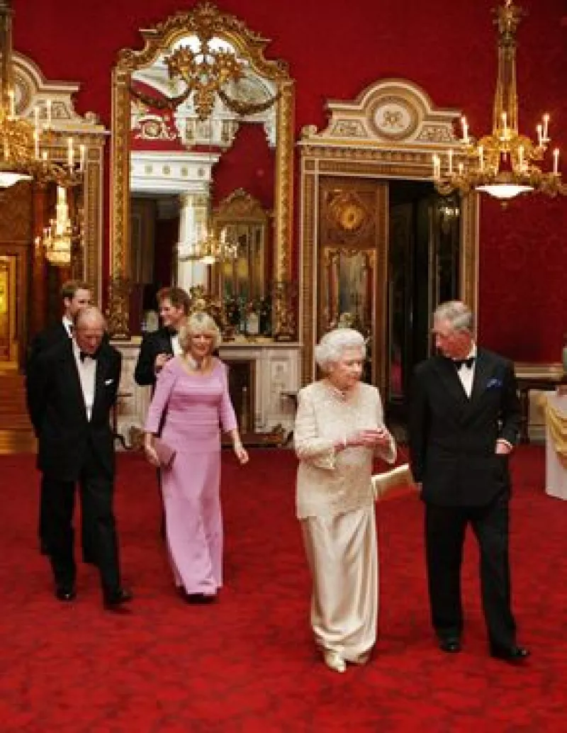 El heredero a la corona británica continúa los festejos por su cumpleaños, ayer por la noche su madre, la reina Isabel II, organizó una cena de gala en el palacio de Buckingham.