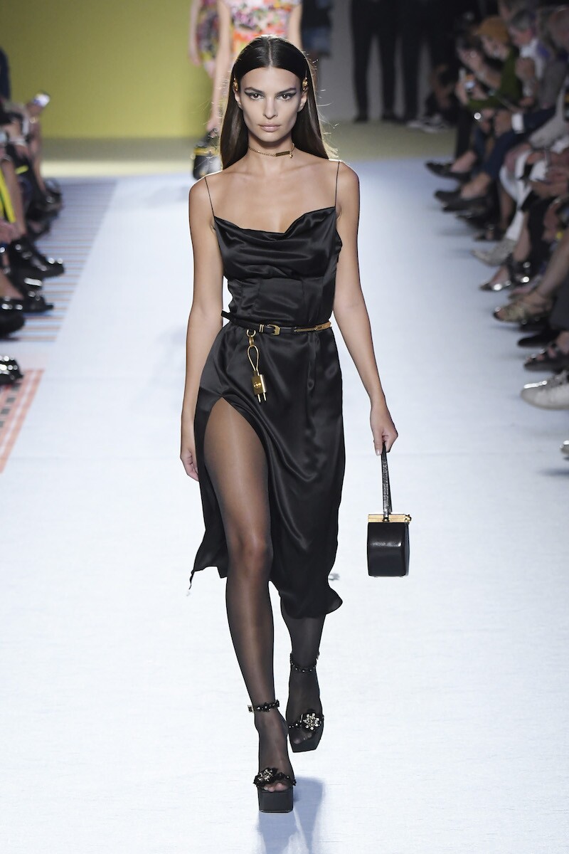 Emily Ratajkowski en Versace