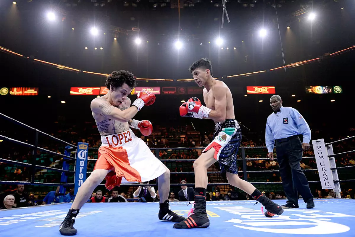 Foto de la Mario Barrios golpeando a Justin Lopez en una pelea del MGM Grand Garden Arena en marzo de 2015.