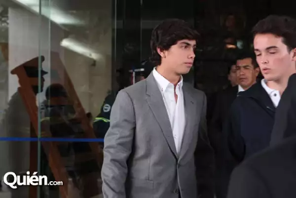 Alejandro estudia la secundaria en Houston, Texas. En ausencia de su papá él es el hombre de la casa. .