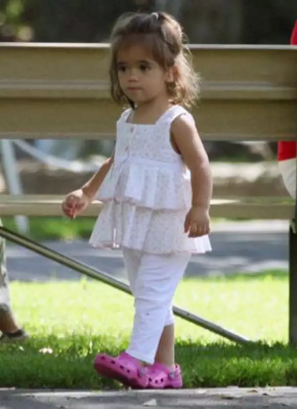 Mientras las amigas comían, la pequeña Valentina Paloma disfrutaba del parque.