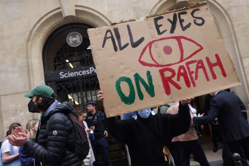 "All eyes on Rafah": Los estudiantes ocupan la calle frente al edificio de la Universidad Sciences Po en apoyo de los palestinos en Gaza, en medio del conflicto en curso entre Israel y el grupo islamista palestino Hamas, en París, Francia, el 7 de mayo de 2024. El lema dice "Todos los ojos puestos en Rafah" 