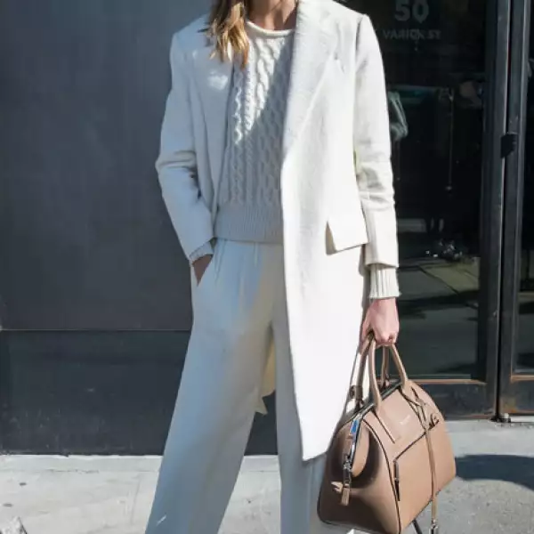 Un total look en blanco que complementó con tenis Superga en blanco y bolsa Givenchy.