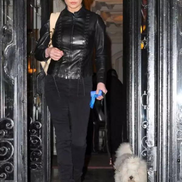 Catherine Zeta Jones con su perro Figaro, ambos muy correctos y `chic´.