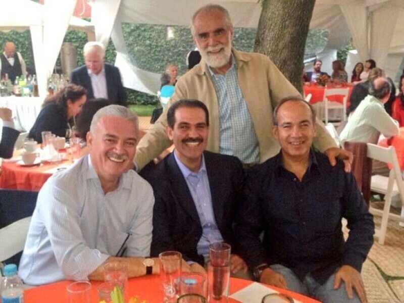 `Junto a mi amigo @FelipeCalderon festejando su cumpleaños. Que sigan los éxitos, muchas felicidades, escribió Padrés´.