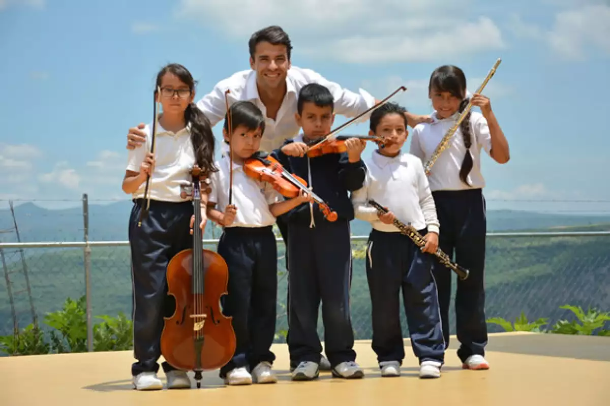 Con tan sólo 30 años, no es sólo un reconocido pianista y profesor de música mexicano, sino que su pasión por la misma lo ha inspirado a compartir a los niños la posibilidad de encontrarse con ella.